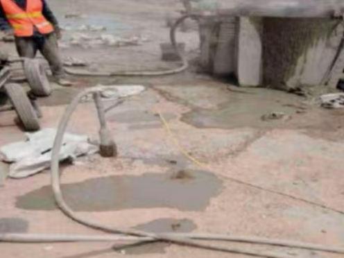 洪山水泥混凝土路面板底注浆技术 路面脱空注浆整治方案