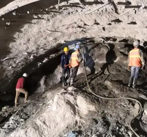 洪山隧道拱顶带模注浆料，微膨胀注浆料的特点及施工工艺